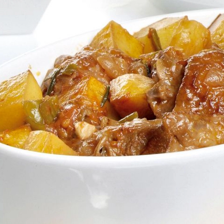 Cordero guisado con patatas y salsa de verduras Cordero guisado con patatas y salsa de verduras