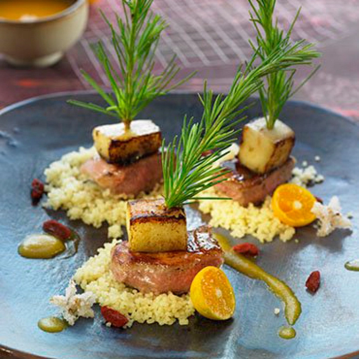 Brocheta de cordero con manzana y flores de azahar Brocheta de cordero con manzana y flores de azahar