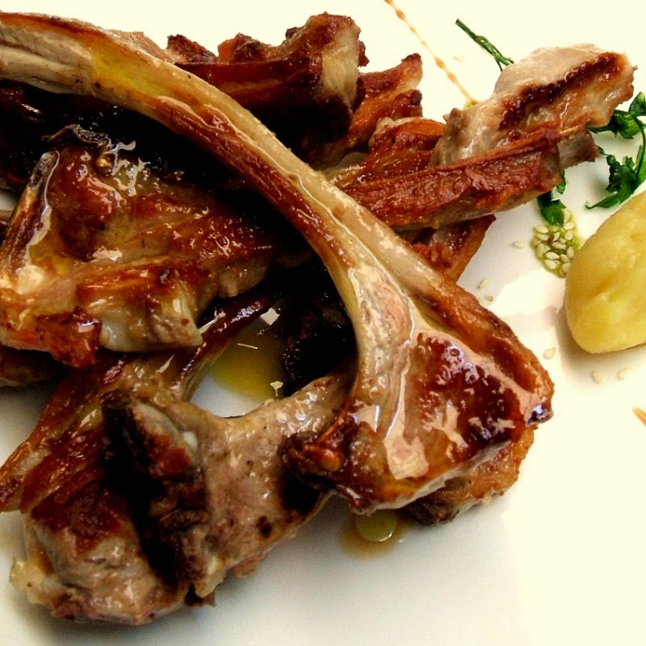 Chuletillas de cordero maceradas con patatas Chuletillas de cordero maceradas con patatas