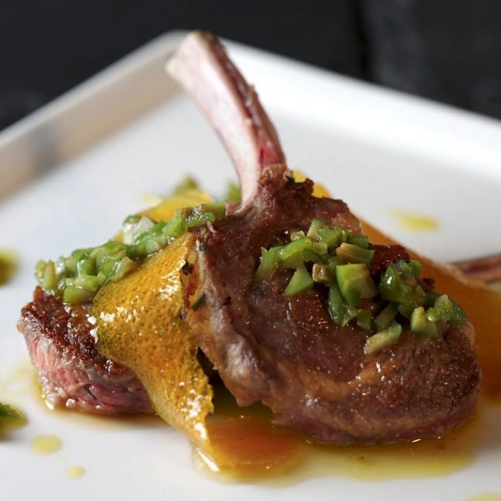 Chuletas de cordero a la plancha con aceitunas verdes y salsa confitada de miel y naranja Chuletas de cordero a la plancha con aceitunas verdes y salsa confitada de miel y naranja