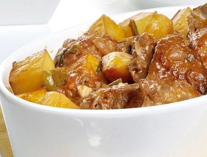 Cordero guisado con patatas y salsa de verduras Cordero guisado con patatas y salsa de verduras